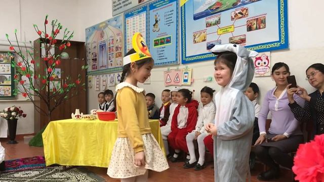 "Бауырсақ" ертегісі | Сахналық қойылым | МАД тобы смотреть онлайн