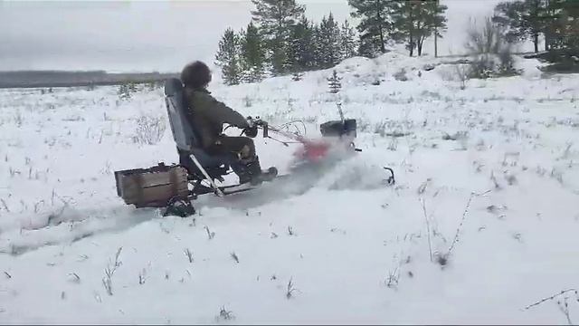 На чем нужно передвигаться по снегу зимой? Конечно на мотоблоке с гусеницами Крутец. смотреть онлайн