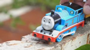 Паровозик Томас и его друзья в парке ☆ В гараже есть 4 паровозика!