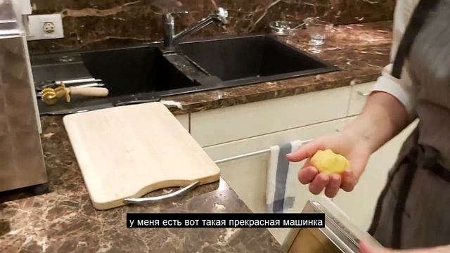 Tagliatelle fatte a mano al pesto genovese. Video ricetta presentata da Galya Komar. смотреть онлайн