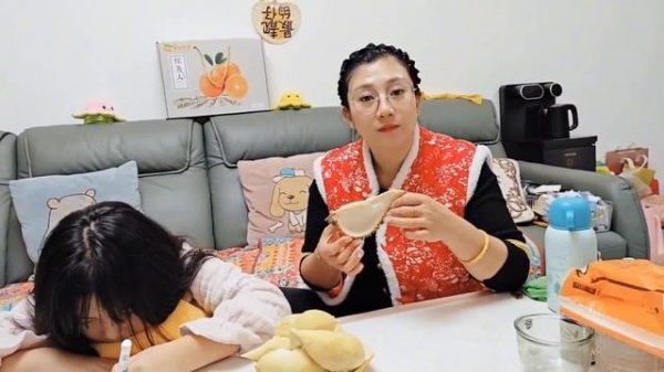 小贾酒后吹牛惹恼女朋友,带榴莲负荆请罪,这次求婚有点悬