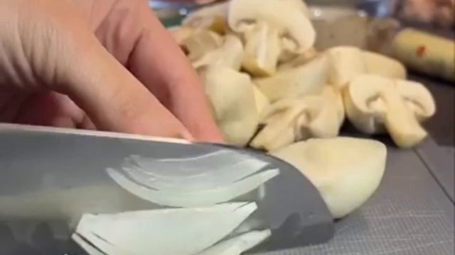 Куриные крылышки с грибами в духовке смотреть онлайн