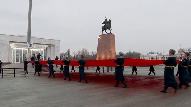 На главной площади Кыргызстана подняли новый флаг смотреть онлайн