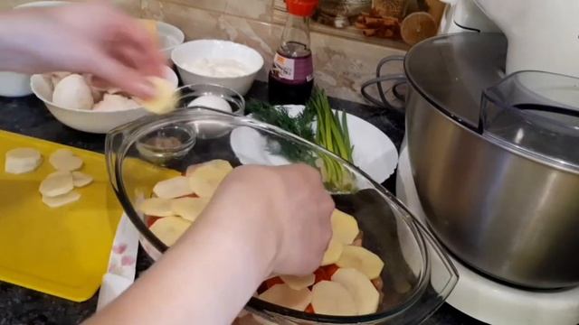 Запіканка з курячим філе, картоплею та печерицями смотреть онлайн