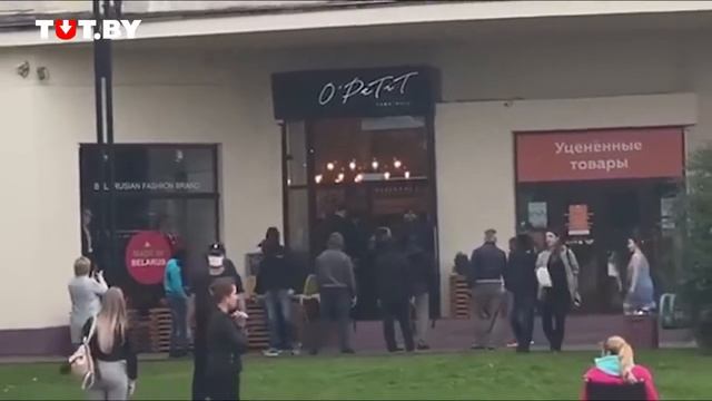 На Немиге неизвестные в масках выбивают стекла в кафе и задерживают людей. смотреть онлайн