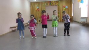 Песня.Села птичка на ветку.Вика репетирует в ансамбле.