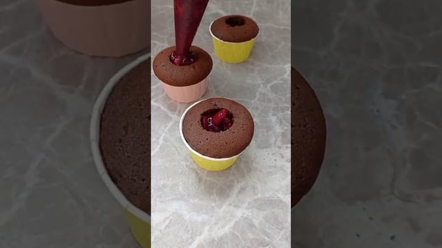Шоколадные капкейки с вишней / Капкейки на выписку из роддома #shorts #капкейки смотреть онлайн