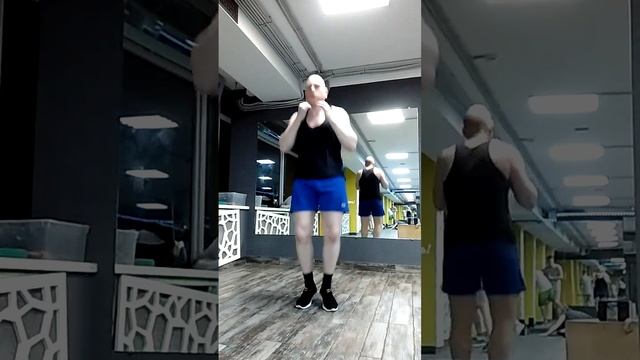 Поочередное касание рук в приседе. Фитнес. Аэробика. Кардио. Сжигание жира. Развитие выносливости смотреть онлайн