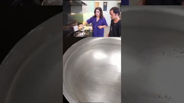 Farah make hara chicken ka shorba 😘🍗 #shorts #farahkhan #viralshorts #celebrity #celebfavouritefood смотреть онлайн