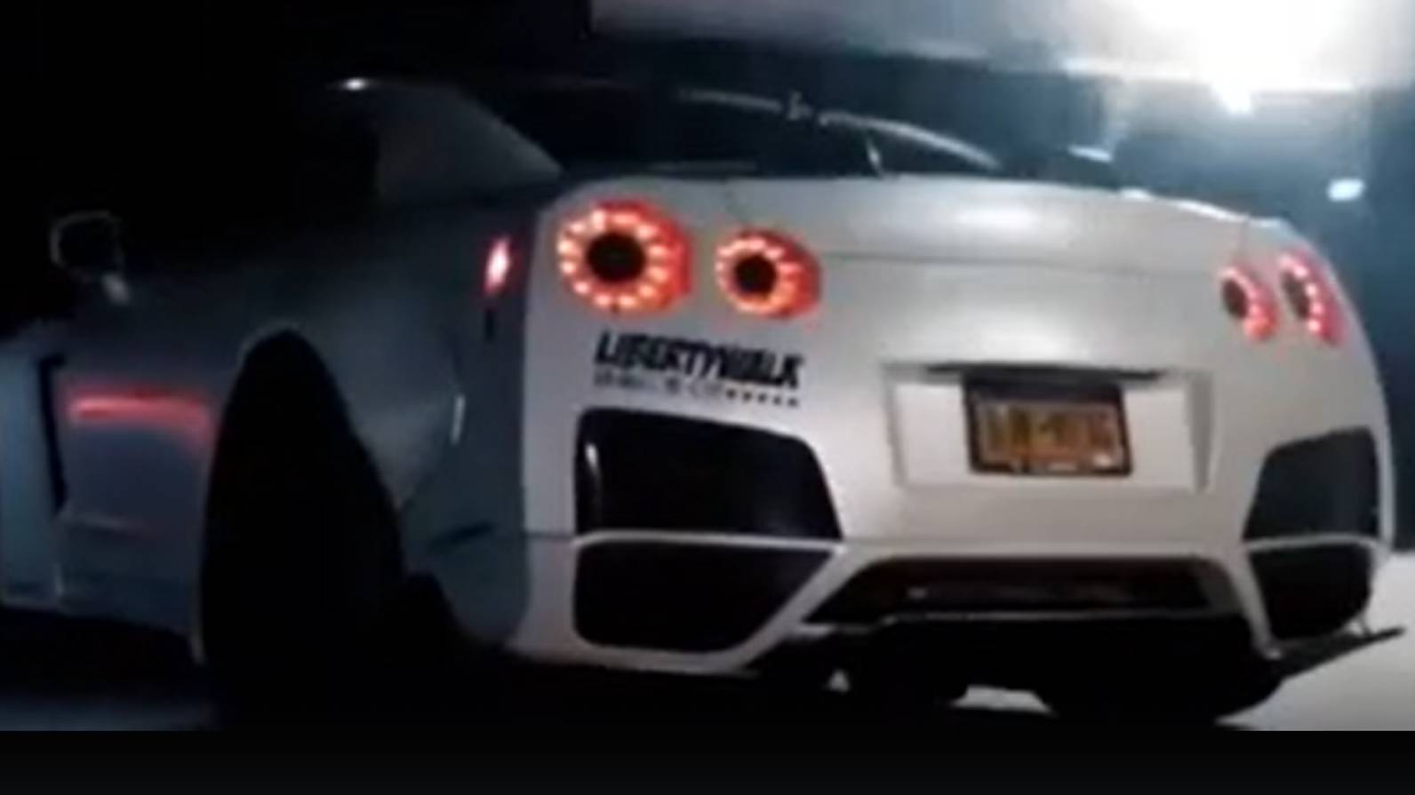 А музыка играет громко! Клип смотреть онлайн