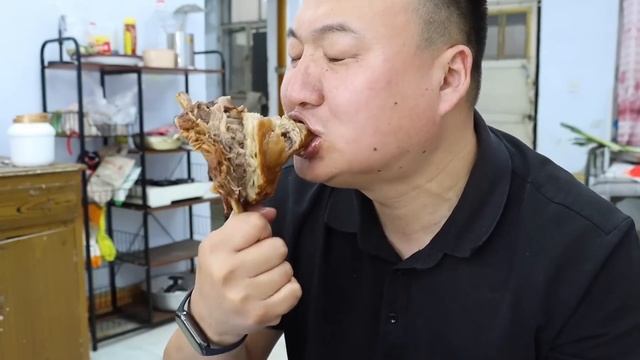 岳父送来点牛大骨，阿强简单做酱焖牛大骨，比脸大抱着啃，超过瘾【cram阿强】 смотреть онлайн
