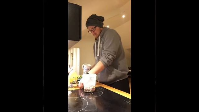 Manses Muntre Køkken - Kylling/Baconsalat смотреть онлайн