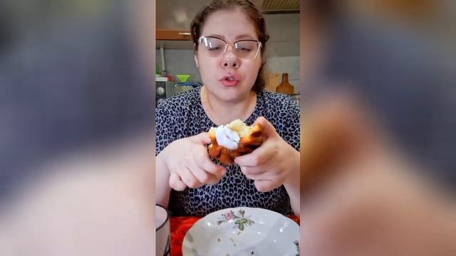 Мукбанг Ромовая баба, Ватрушка с творогом, чесноком и укропом смотреть онлайн