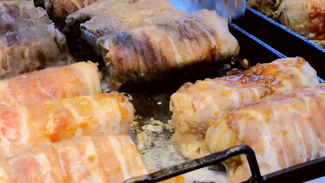 Grilled Big Pork Belly Roll - Korean street food | 길거리음식 - 삼겹살 뚱이 말이 смотреть онлайн