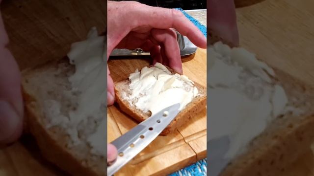 Беру буханку серого хлеба и попадаю в детство. #shorts #рецепты #бутерброд #вкусно #еда смотреть онлайн