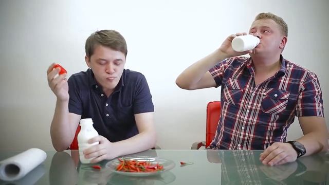 ☑️ Парни Пробуют ПЕРЕЦ ЧИЛИ - чуть не умерли со смеху смотреть онлайн