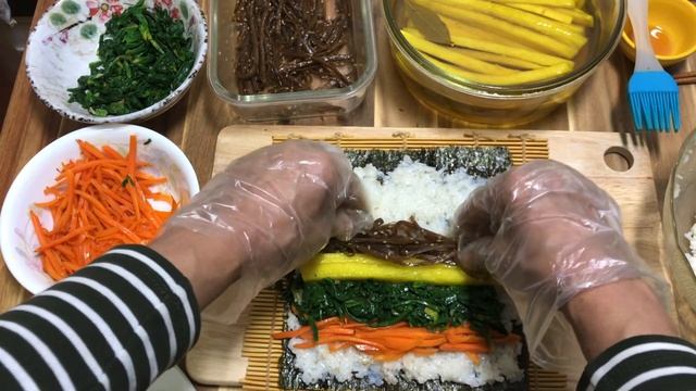 Традиционен КОРЕЙСКИ КИМБАП в кухнята на НЕЛИ / KOREAN TRADITIONAL KIMBAP 김밥 만들기 레시피 смотреть онлайн