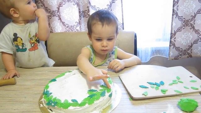 Дети украшают рождественский кекс Данди смотреть онлайн