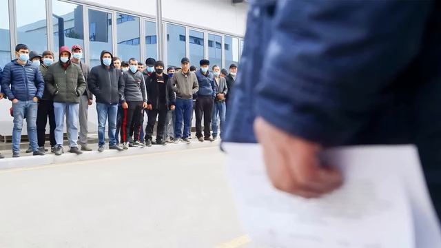 ВЫ ТАМ В СВОЁМ УМЕ? Слова Пескова о мигрантах вызвали бурю негодования смотреть онлайн