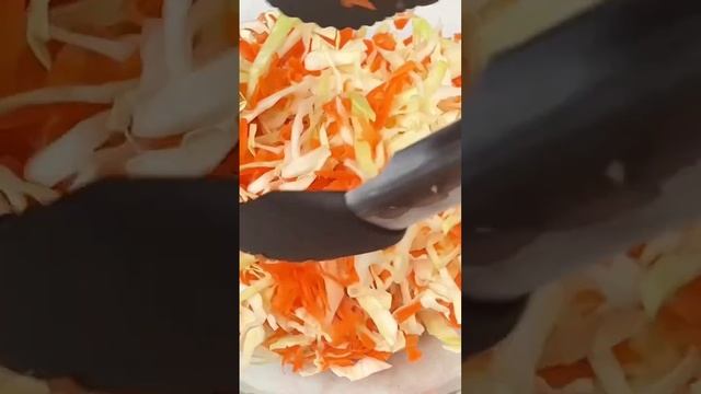 How to make creamy coleslaw using just 2 ingredients. #coleslawrecipe #ytshorts #yt #foodlover смотреть онлайн