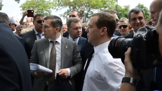 Медведев крымским пенсионерам ДЕНЕГ НЕТ, НО ВЫ ДЕРЖИТЕСЬ! смотреть онлайн