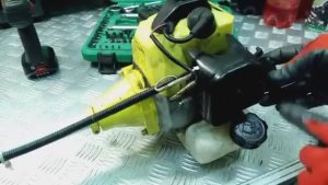 Бензокоса клинит и бьет в обратку посторонний звук ВС 330