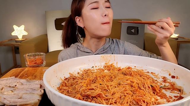 ASMR 쫄깃 담백한 비빔밀면 항정수육 리얼먹방 :) Spicy noodles, boiled pork MUKBANG смотреть онлайн