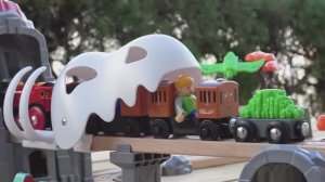 Мир приключений Поездов ☆ Паровозик Томаса исследует трассу с игрушечными динозаврами