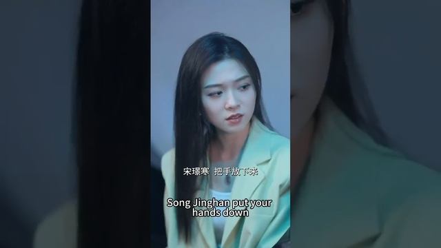 【完整版结局】作為娛樂圈新銳導演，白薇薇只想安心搞事業，可卻被自己新戲的男主角宋璟寒纏上不放，圈子裏都說大少爺風流成性進娛樂圈只是玩玩，可他偏偏把她放在心尖上寵成寶！#熱播短劇#甜寵#先婚後愛 смотреть онлайн