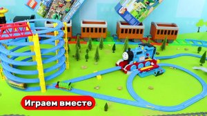 Играем в игрушки из мультика ! Паровозик Томас 🚂 Строим вместе железную дорогу ! Видео для детей