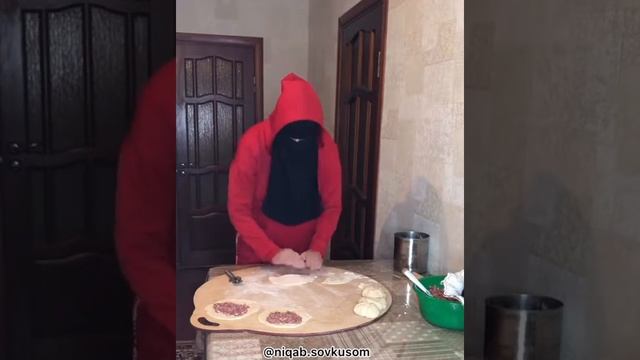 Как готовить чебуреки. Фудблогер в никябе. Халяль смотреть онлайн