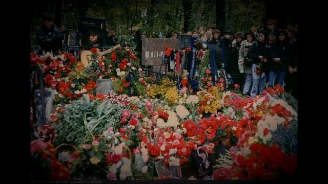 "Фанаты в шоке" Что происходит на могиле лидера группы «Кино» рок-музыканта Виктора Цоя? смотреть онлайн