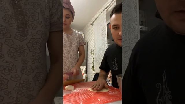 Гөлназ Шарипҗанова ире белән Өчпочмак пешерә. смотреть онлайн