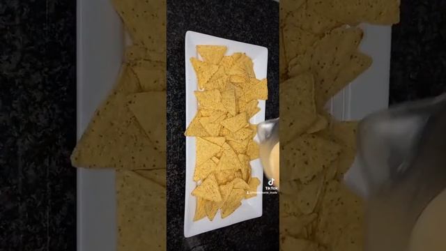 Nachos with cheese sauce and avo смотреть онлайн