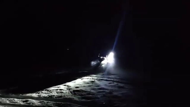 Ночной прокат по неглубокому снегу на мотоблоке с гусеницами Крутец. смотреть онлайн