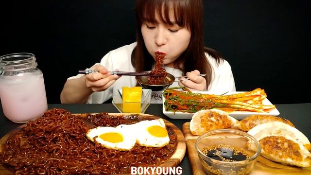 ASMR [요리&먹방] 직접 만든 알싸한 파김치와 군만두 그리고 오뚜기 짜장면에 노른자 올려서 냠냠~ 먹방 MUKBANG смотреть онлайн