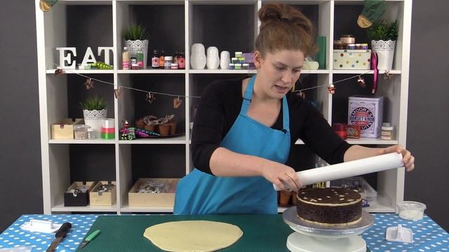 How To Cover A Christmas Cake with Marzipan смотреть онлайн