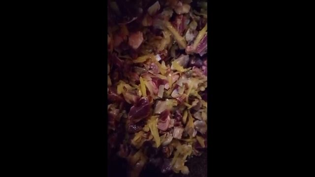 Тушенные потрошка мускусной утки в соусе. смотреть онлайн