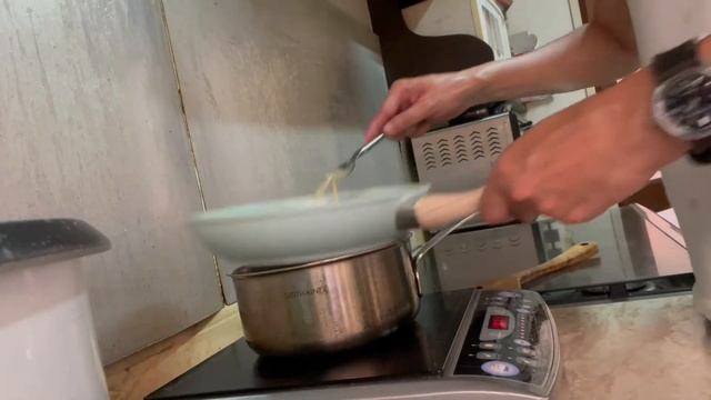 Cheapest Carbonara cooked the way Margarita Fores would do it! A 10 min pasta dish! смотреть онлайн