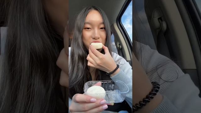 Trying mochi moon cake for Mid Autumn Festival #shorts #food #shopping смотреть онлайн