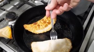 Как жарить чебуреки.