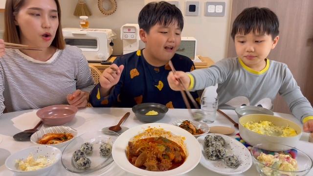 가족먹방 매운돼지갈비찜 과일사라다 (feat. 계란찜💛) 먹방 spicy braised pork ribs mukbang смотреть онлайн