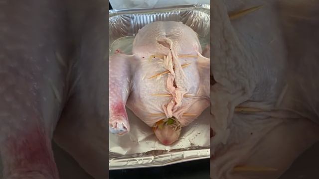 Фаршированная курица!! Вкусно⭐️⭐️⭐️#курица#курицавдуховке #здороваяпищв#готовимвкусно #готовка смотреть онлайн