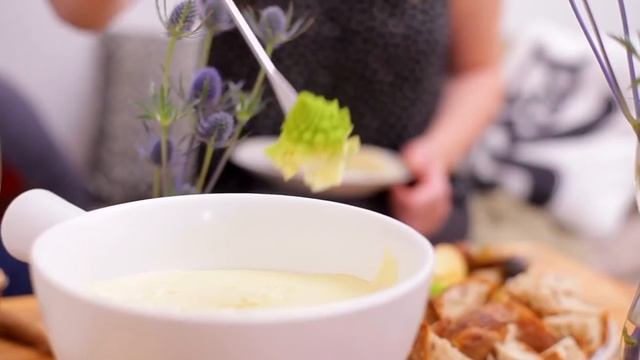 How to Throw a Healthyish Cheese Fondue Party | Brewing Happiness смотреть онлайн