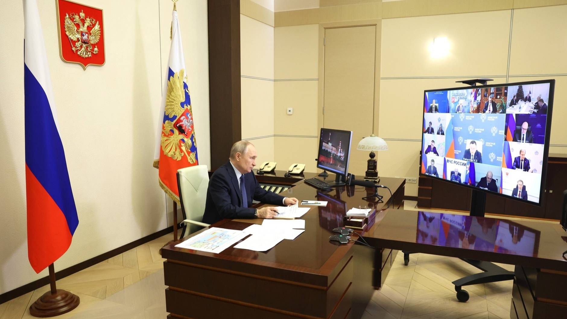 Президент России В.В.Путин в режиме видеоконференции провёл совещание с членами Правительства смотреть онлайн