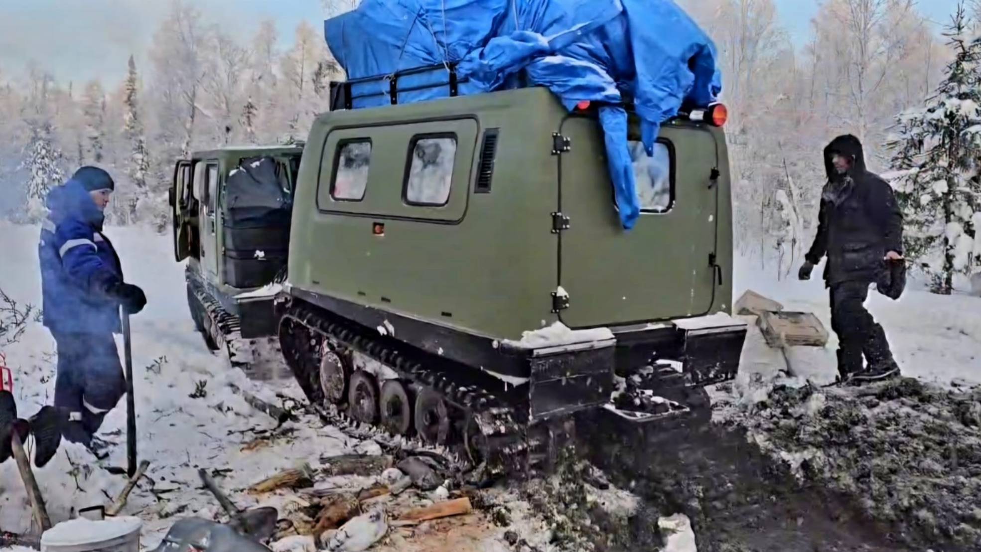 Вездеход огромную ЕЛКУ везет!!! смотреть онлайн