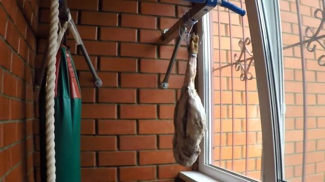 Ура! Хамон повесили!