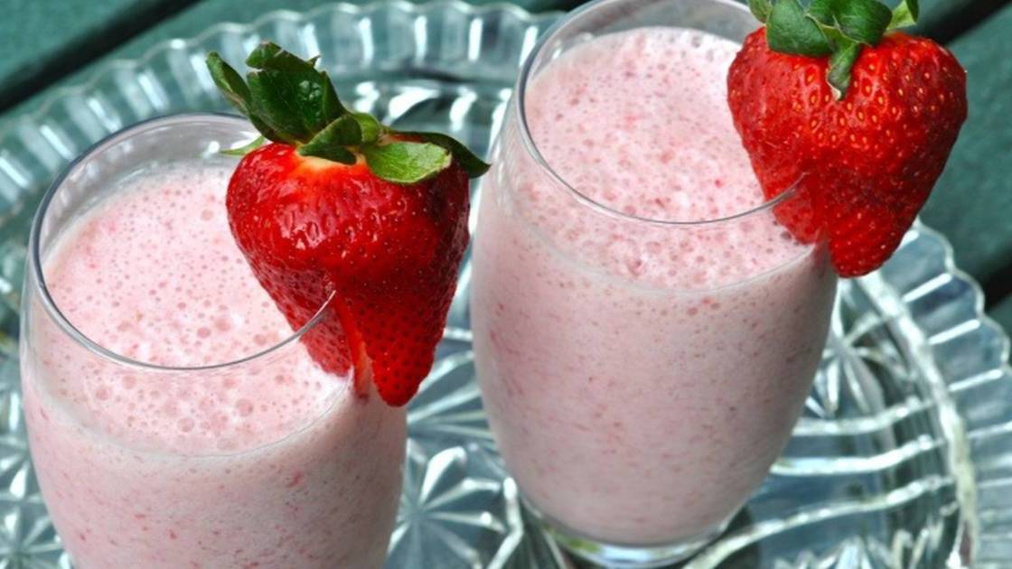 Как сделать молочный коктель/Молочный клубничный коктель/коктель на молоке/milkshake смотреть онлайн