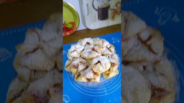 КОНВЕРТИКИ. выпечка из слоеного теста с начинкой вареной сгущенкой, джем абрикосовый.. смотреть онлайн
