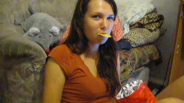 Лена ест начос смотреть онлайн